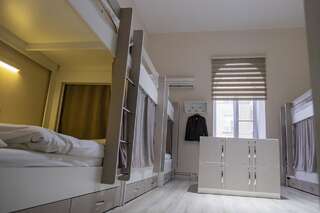 Хостелы Travel Inn Hostel Баку Односпальная кровать в общем номере для мужчин и женщин-2