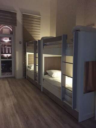 Хостелы Travel Inn Hostel Баку Спальное место на двухъярусной кровати в общем номере для мужчин и женщин-4